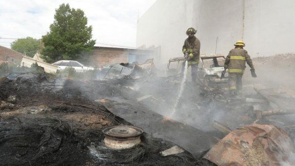 Una chispa desató un incendió en un depósito de autos