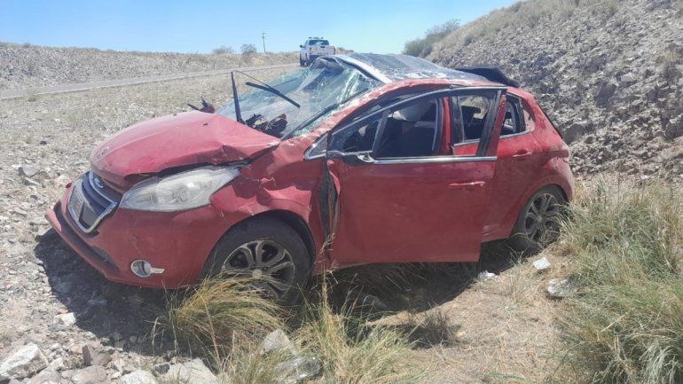 Una familia neuquina sufrió un violento vuelco en la Ruta 151