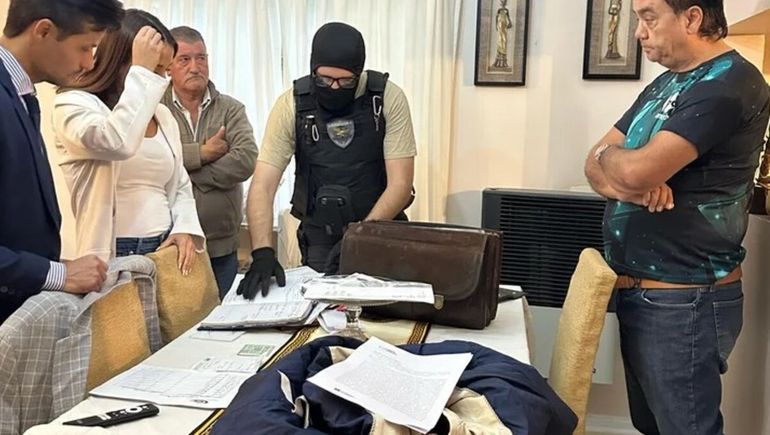 Chubut: el allanamiento en la clínica de Gaiman donde daban certificados médicos truchos para obtener licencias de conducir. Chubut: el allanamiento en la clínica de Gaiman donde daban certificados médicos truchos para obtener licencias de conducir.