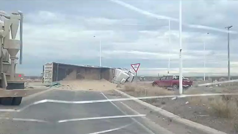 El accidente del camión arenero se produjo en Ruta 51