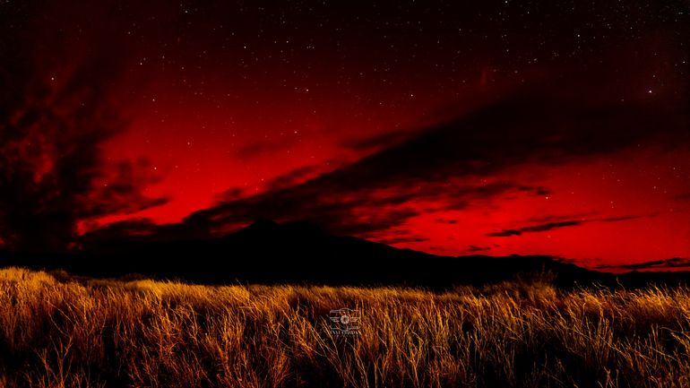La noche se volvió día con un cielo rojizo en viernes por la noche en Taquimilán. De fondo