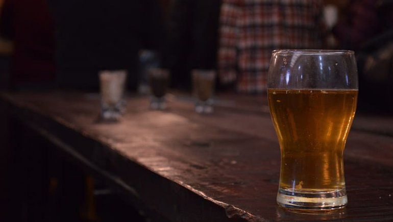 Camionero pasó su jornada laboral en un bar, lo despidieron e inició una demanda