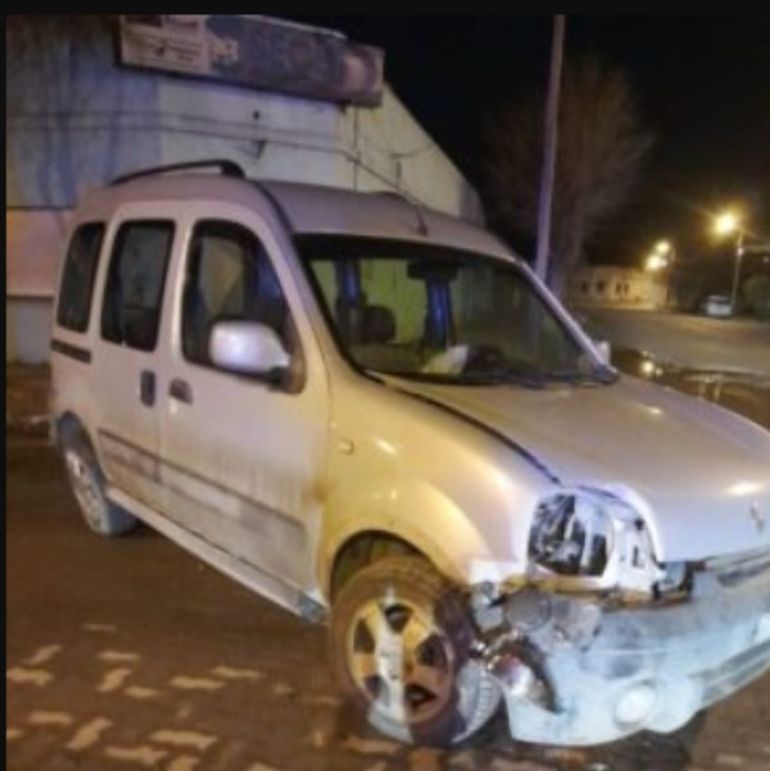 El utilitario del funcionario municipal y docente de Trevelín que, tras embestir un poste y un tacho de basura, lo dejó cruzado en la calle y se fue: el test de alcohlemia le dio 1.70. El utilitario del funcionario municipal y docente de Trevelín que, tras embestir un poste y un tacho de basura, lo dejó cruzado en la calle y se fue: el test de alcohlemia le dio 1.70.