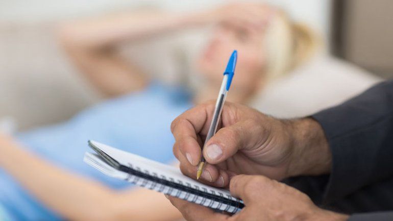 El psiquiatra acusado continúa atendiendo en su consultorio céntrico.