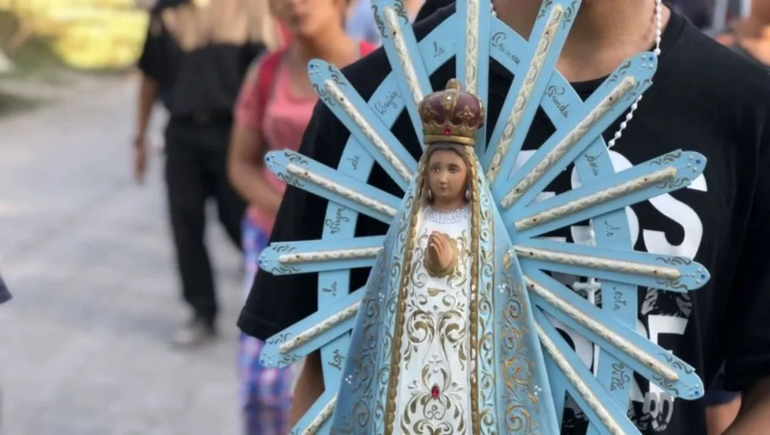 La peregrinación reúne a miles de fieles en la ruta 7 en Centenario.