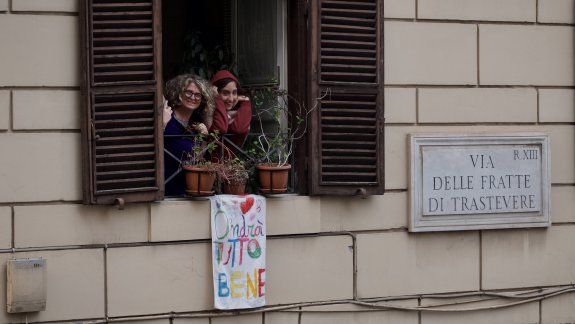 En Italia, centenares de balcones se visten estos días con carteles con el mensaje Todo irá bien.&nbsp;