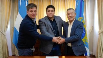 El gobernador de Santa Cruz, Claudio Vidal (centro), con Lan Pingyong, presidente de la pesquera Hong Dong y Jonatan Tor, titular de la socia argentina Hexarmona Capital. El gobernador de Santa Cruz, Claudio Vidal (centro), con Lan Pingyong, presidente de la pesquera Hong Dong y Jonatan Tor, titular de la socia argentina Hexarmona Capital.