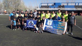El plantel de Rincón posó con dos banderas en alusión a las víctimas. El plantel de Rincón posó con dos banderas en alusión a las víctimas.