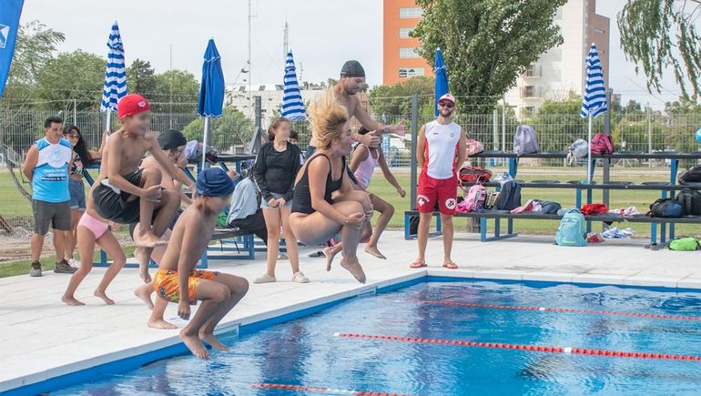 Quién es la intendenta que inauguró una pileta olímpica con un chapuzón