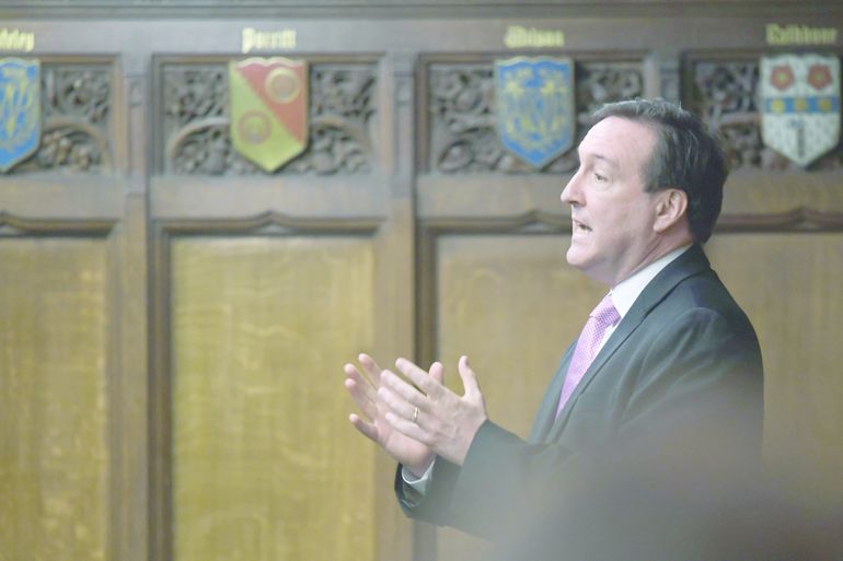 Culpan de acoso sexual a un diputado británico y renuncia