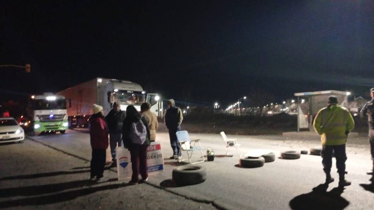 Corte en Ruta 7 en San Patricio del Chañar: los sectores bloqueados