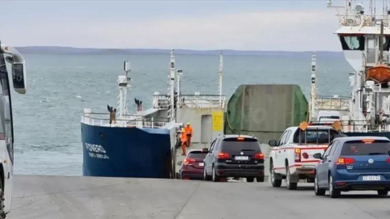 El ferry para cruzar el estrecho de Magallanes y llegar a Tierra del Fuego vía Chile. El ferry para cruzar el estrecho de Magallanes y llegar a Tierra del Fuego vía Chile.