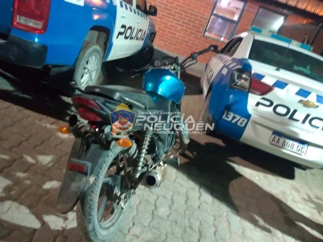 Manejaba una moto sin luces y descubrieron que era robada
