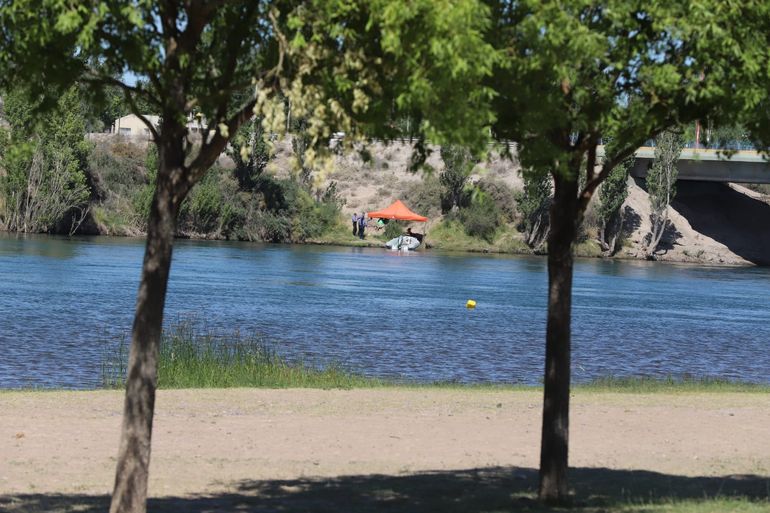 Tres buzos bucean el Río Limay en búsqueda de la niña de diez años que desapareció a la altura del puente en el margen de Balsa Las Perlas.