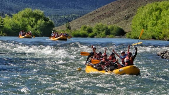 Una bajada de rafting marcó el inicio de la temporada turística en el Alto Neuquén