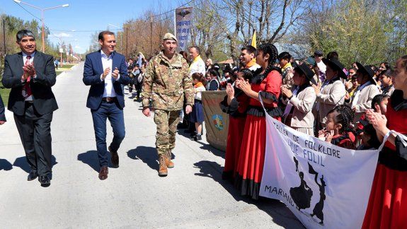 El intendente, el gobernador y autoridades militares durante el acto.