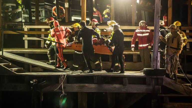 El rescate en el lago Lácar de una persona que cayó con una camioneta.