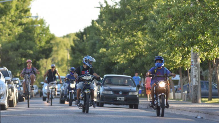Autos y motos en la mira. Los inspectores neuquinos filmarán a los infractores y los pescarán in fraganti.