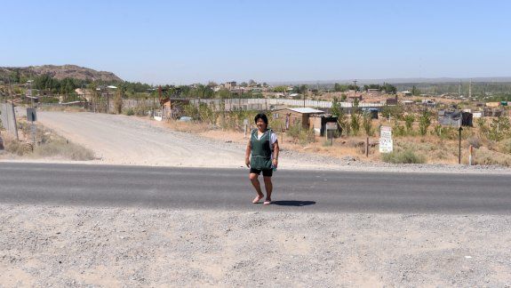 Parece el confín del mundo, pero es Valentina Norte Rural, donde un grupo de vecinos tiene que caminar un buen trecho para tomar el colectivo para ir a trabajar o al colegio.