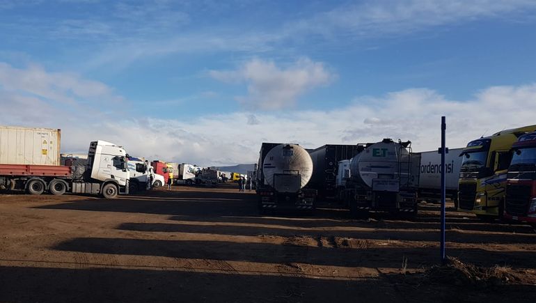 Camiones varados en Las Lajas a la espera de poder cruzar por Pino Hachado. Camiones varados en Las Lajas a la espera de poder cruzar por Pino Hachado.