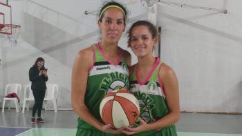 Marisa y Keila, madre e hija se dieron el gusto de jugar juntas en el primer equipo de El Biguá Marisa y Keila, madre e hija se dieron el gusto de jugar juntas en el primer equipo de El Biguá