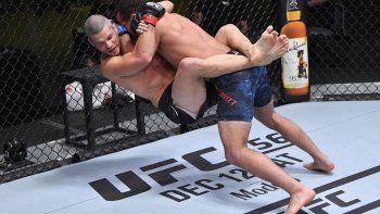 brutal nocaut a los 22 segundos: lo tiro de espaldas contra la lona brutal nocaut a los 22 segundos: lo tiro de espaldas contra la lona