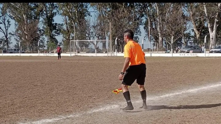 El árbitro le dio sus botines a un juvenil para que pudiera seguir jugando