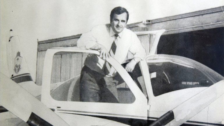 20 mil horas de vuelo en 46 años. La apasionada relación con los aviones continúa en la actualidad. En su casa