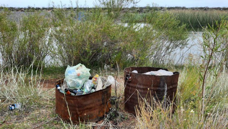 Las bajadas del lago Mari Menuco, un basurero público