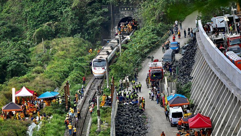Tren se descarriló y hay al menos 48 muertos y 60 heridos