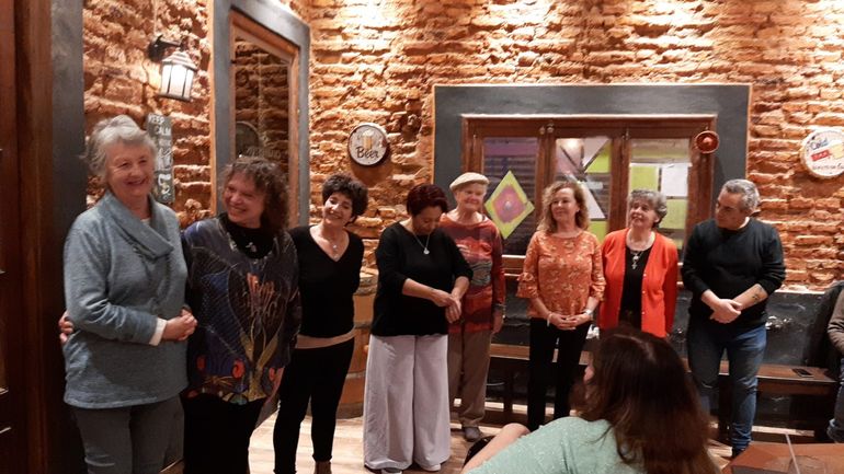 El grupo de cuentacuentos que realizó la semana pasada una narración solidaria para ayudar a la docente jubilada neuquina Graciela Álvarez, brutalmente atacada en Iguazú.