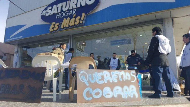 Por la crisis, cierran Lucaioli y Saturno en todo el país