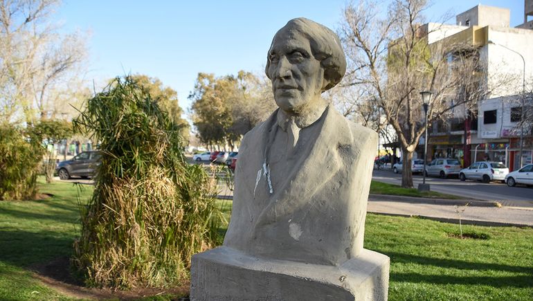 Busto del abogado Juan Bautista Alberdi, en la Avenida Olascoaga en Neuquén.
