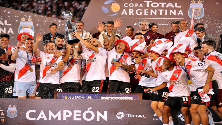 River levantando la Copa Argentina.