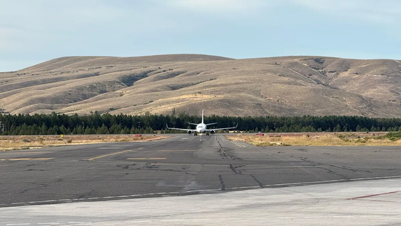 Desde Santiago el Estero: llegó a Neuquén un Boeing 737 para reforzar el combate del incendio en el Valle Magdalena
