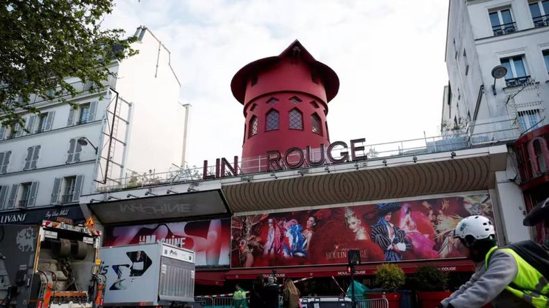 Conmoción en París: se cayeron las aspas del histórico Moulin Rouge