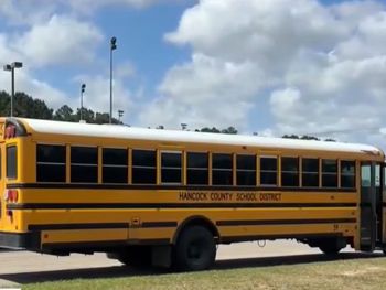 Un micro escolar con 40 pasajeros quedó sin control y los estudiantes evitaron una tragedia. Un micro escolar con 40 pasajeros quedó sin control y los estudiantes evitaron una tragedia.