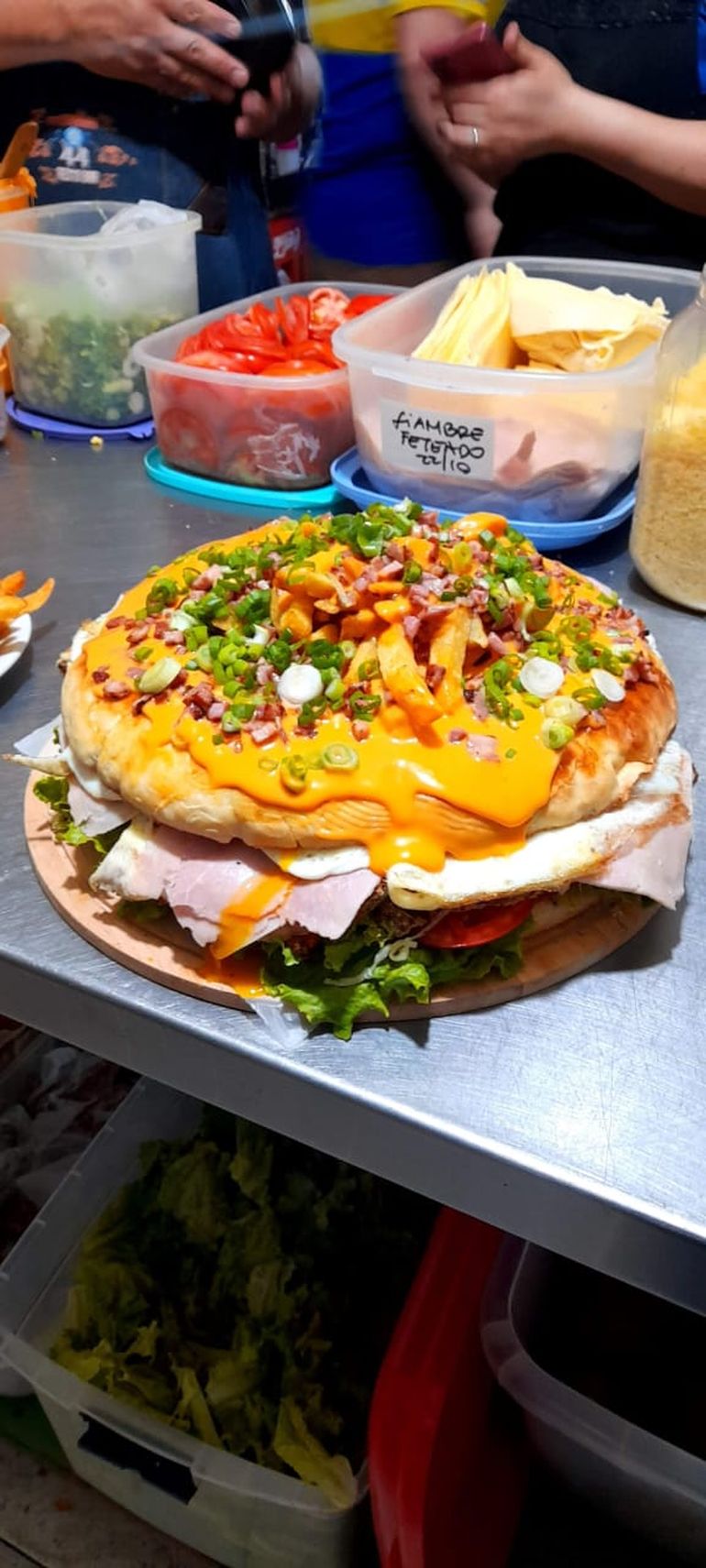 En la carta del Resto Bar también se puede encontrar su hamburguesa gigante con la cual pueden llegar a comer hasta siete personas. “Lleva más de un kilo de carne”, detalló su creador.