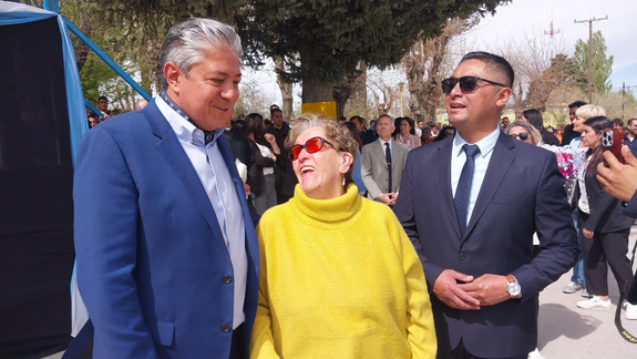 El gobernador Rolando Figueroa junto a Doña Coto, histórica enfermera de Mariano Moreno