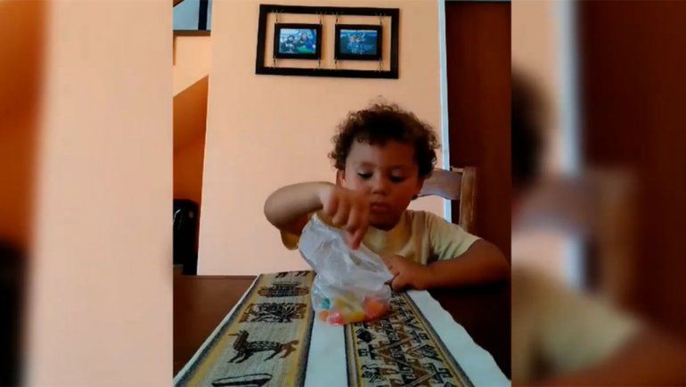 El tierno video en el que una joven puso a prueba a su primito