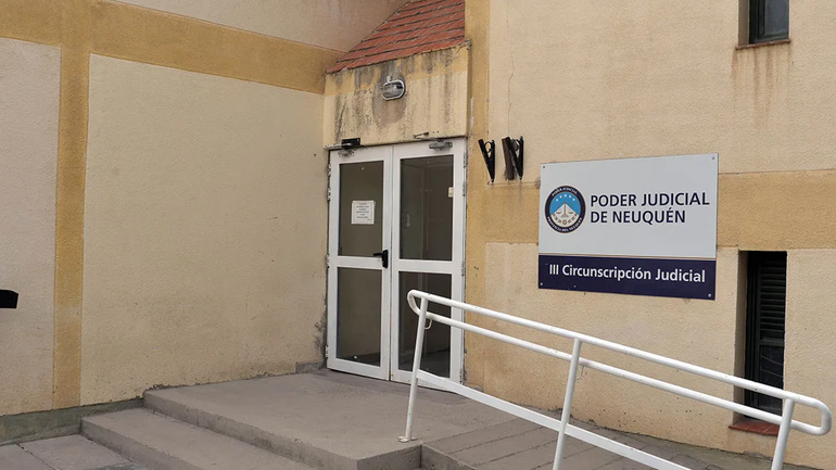 La formulación de cargos en contra del hombre sospechado de violar a la niña se realizó en Zapala. La formulación de cargos en contra del hombre sospechado de violar a la niña se realizó en Zapala.