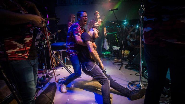 La imagen del supuesto desmayo fue difundida en las redes sociales del cantante.