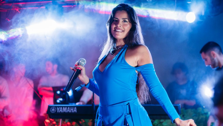 La joven cantante es investigada por contrabando simulado.