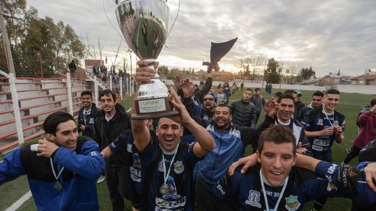 El plantel del León celebra un nuevo título en el plano doméstico. Esta vez fue en cancha de Sapere tras una contundente victoria.&nbsp;