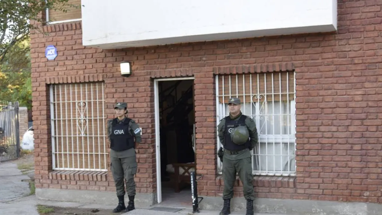 Gendarmería llevó adelante los allanamientos en tres propiedades de Neuquén capital.