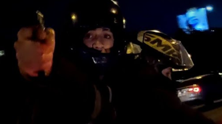 Los motochorros a punta de pistola le robaron al conocido youtuber