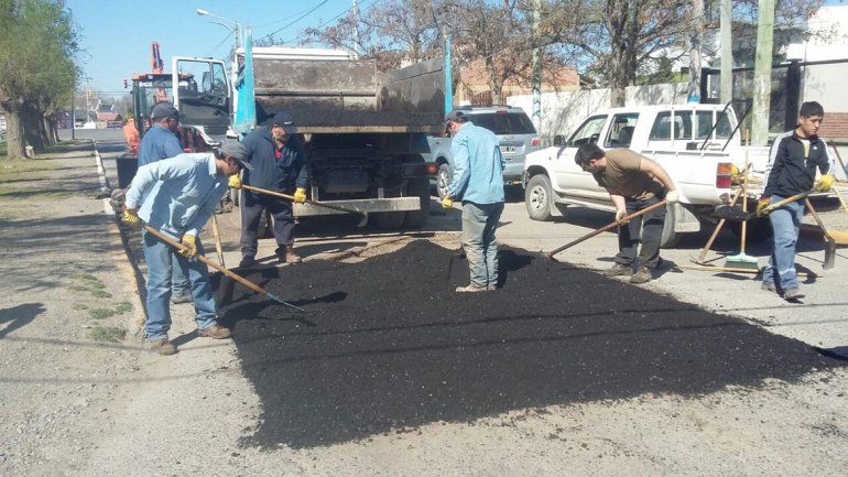 Ayer se realizaron trabajos de bacheo sobre la calle Libertad.