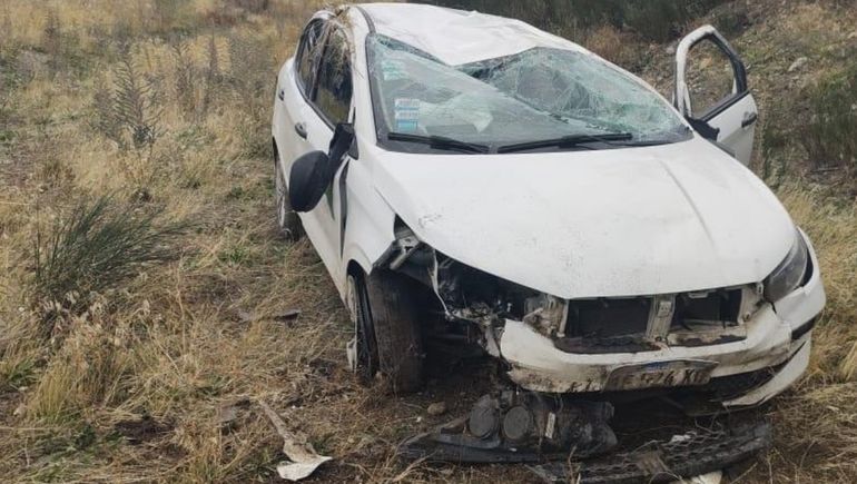 Ruta 40: en viaje a Villa La Angostura, perdió el control y sufrió un tremendo vuelco