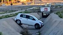 Un automóvil Volkswagen Up cayó a un canal en el barrio Z1 de Neuquén. Un automóvil Volkswagen Up cayó a un canal en el barrio Z1 de Neuquén.