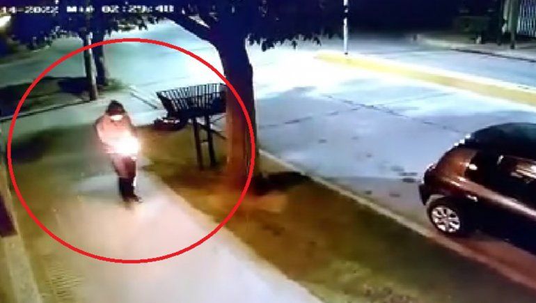 Video: prendió fuego un auto estacionado y quedó todo grabado